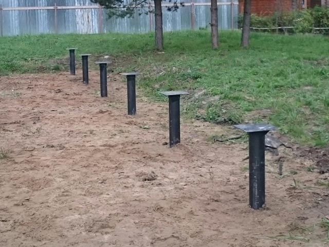 Установка винтовых свай для забора