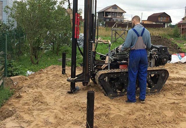 Закрутка свай для забора